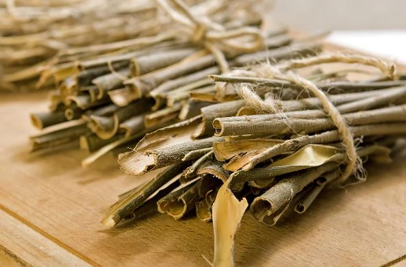 Наибольшее количество чая производится из скорлупы белой ивы, а также используется для приготовления аспирина.