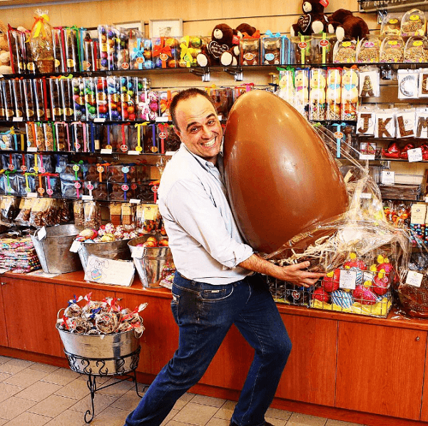 Джон Капос создал Snapchat, вдохновленный большим шоколадным пасхальным яйцом.