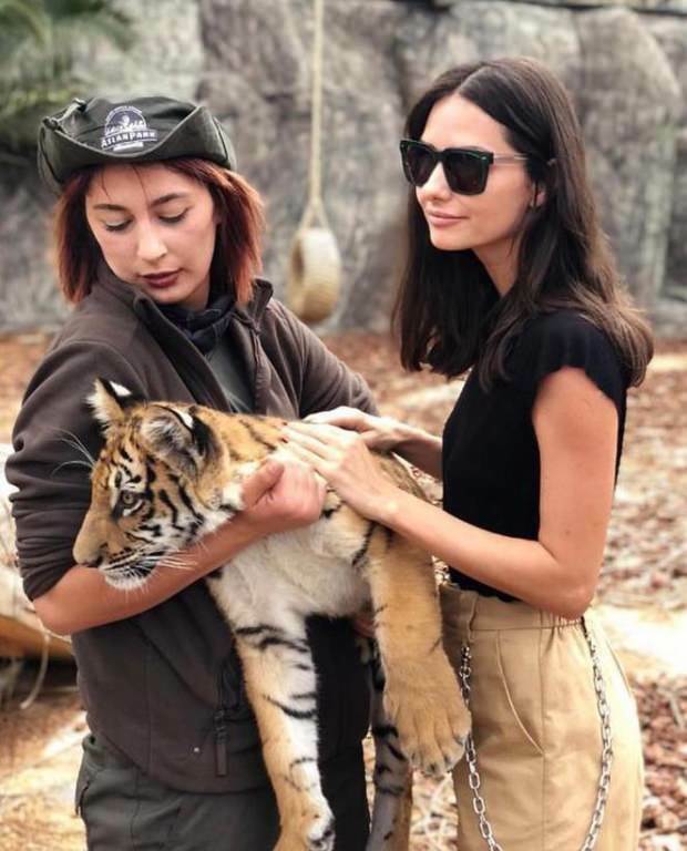 Знаменитая актриса Ясемин Озилхан обнимала дикую природу