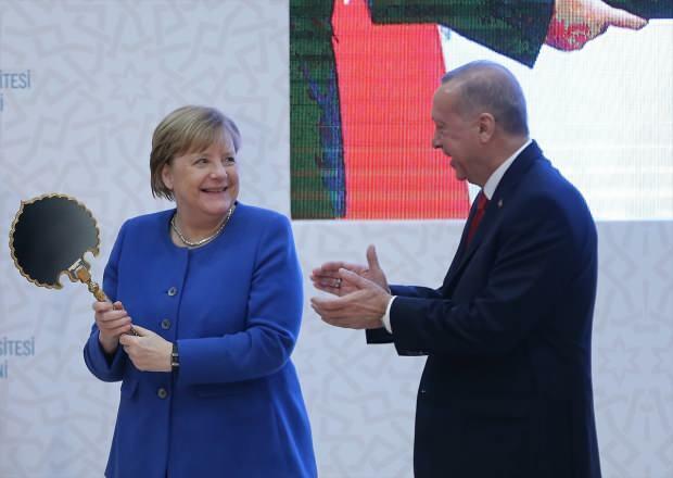 момент, когда Ангела Меркель получила подарок от президента Эрдогана 