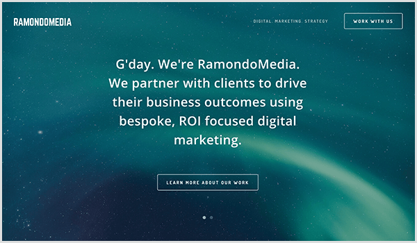 Веб-сайт RamandoMedia имеет темно-синий фон со звездами и полосами света. Над изображением появляется белый текст и кнопка. В тексте написано «Добрый день». Мы РамондоМедиа. Мы сотрудничаем с клиентами для достижения результатов их бизнеса с помощью индивидуального цифрового маркетинга, ориентированного на рентабельность инвестиций. Текст кнопки гласит: «Узнать больше о нашей работе». 