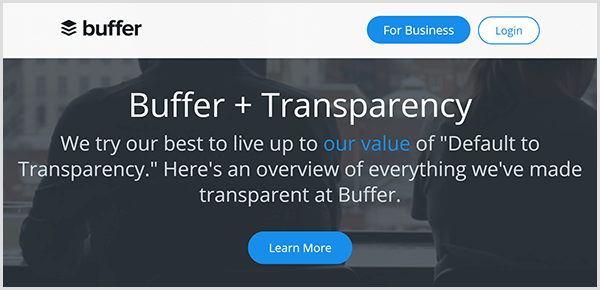 Веб-страница Buffer для радикальной прозрачности компании имеет темный фон с текстом «Мы делаем все возможное, чтобы соответствовать нашему значению прозрачности по умолчанию». Вот обзор всего, что мы сделали прозрачным в Buffer. Под текстом появится синяя кнопка «Узнать больше».