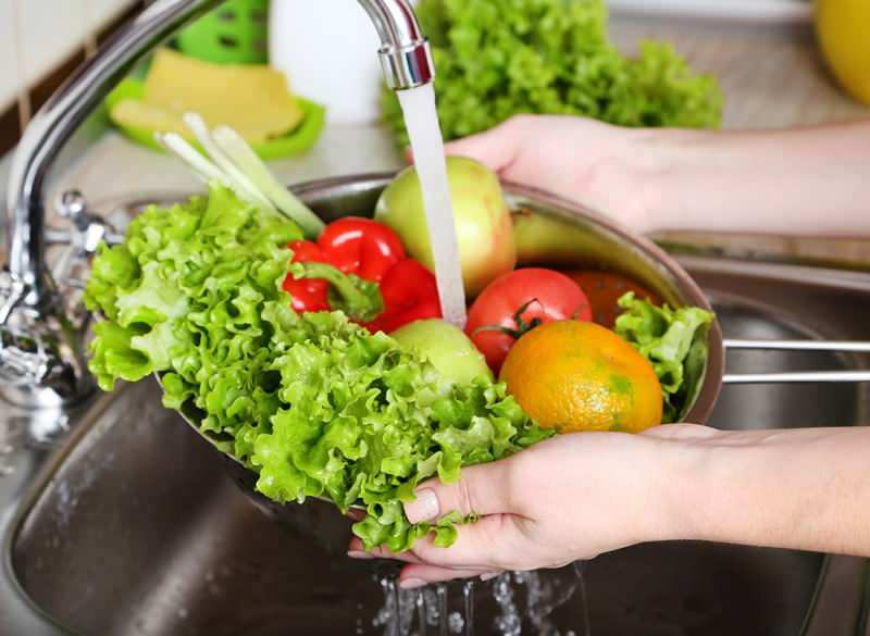 Как следует мыть фрукты и овощи? Эти ошибки вызывают отравление!
