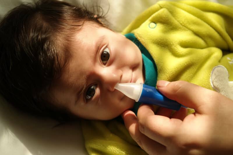 Как почистить детский нос, не повредив? Заложенность носа и способ очистки у детей раннего возраста