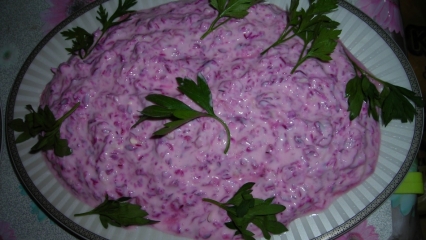 Как приготовить салат из фиолетовой капусты с легким йогуртом?