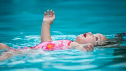 Могут ли дети плавать в бассейне или на море?