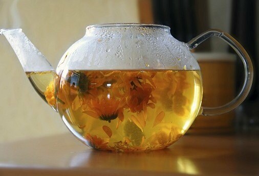 Если вы наливаете кипящую воду, заваривая травяной чай ...