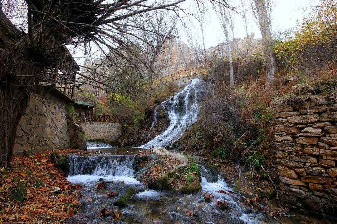 Водопад Гюнпынар предлагает буйство красок