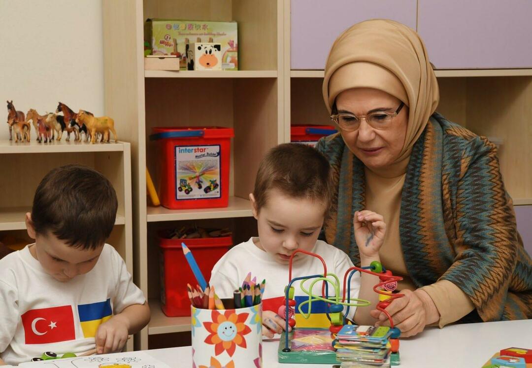 Эмине Эрдоган поиграла с украинскими детьми