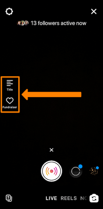 снимок экрана прямой трансляции в Instagram, на котором значки заголовка и сбора средств обведены оранжевым
