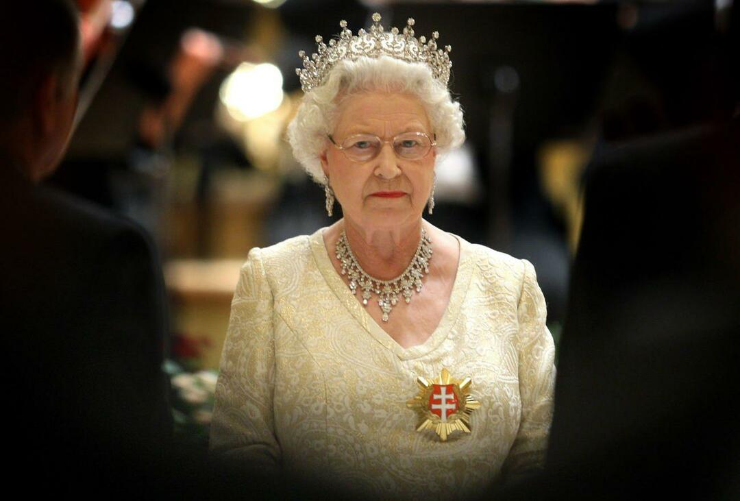 королева Англии II. Элизабет