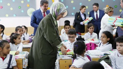 Первая леди Эрдоган раздавала тетради студентам!