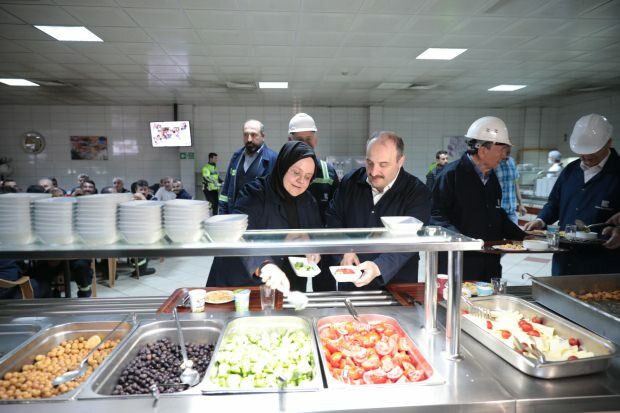 Министр Зехра Цюмрют Сельчук и Мустафа Варанк выстроились в очередь на обед сахур.