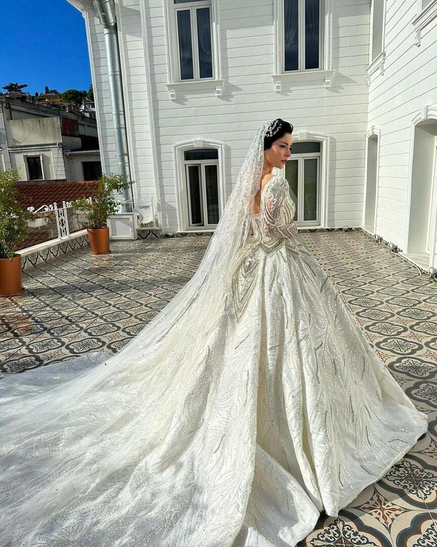Свадебное платье Мерве Болугур