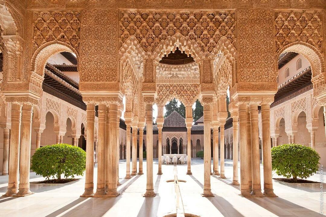 Двор дворца Альгамбра