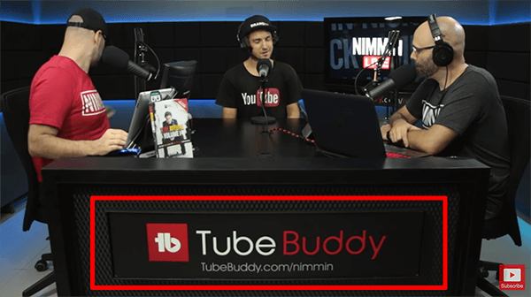 Это скриншот прямой трансляции Nimmin Live с Ником Ниммином. Стол в студии прямой трансляции показывает, что шоу спонсирует TubeBuddy.