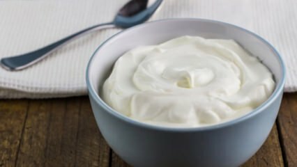 Что нужно сделать, чтобы не поливать йогурт?