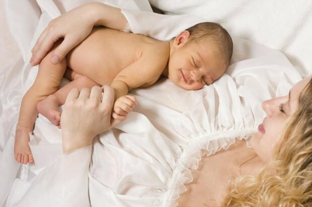 Сколько новорожденного следует кормить грудью в день?
