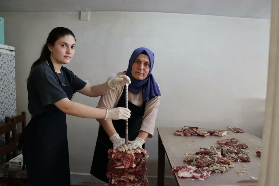 Мать и дочь держат магазин шашлыков из клетки