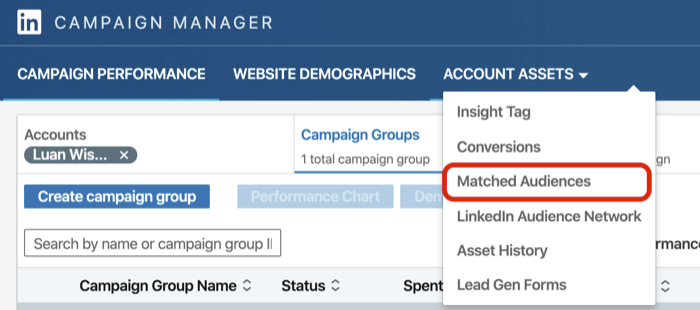 выберите "Соответствующая аудитория" в раскрывающемся меню "Активы аккаунта" в Менеджере кампаний LinkedIn.