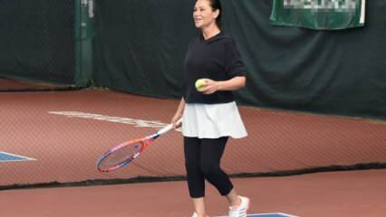 Хюля Авшар играла в теннис у себя дома!