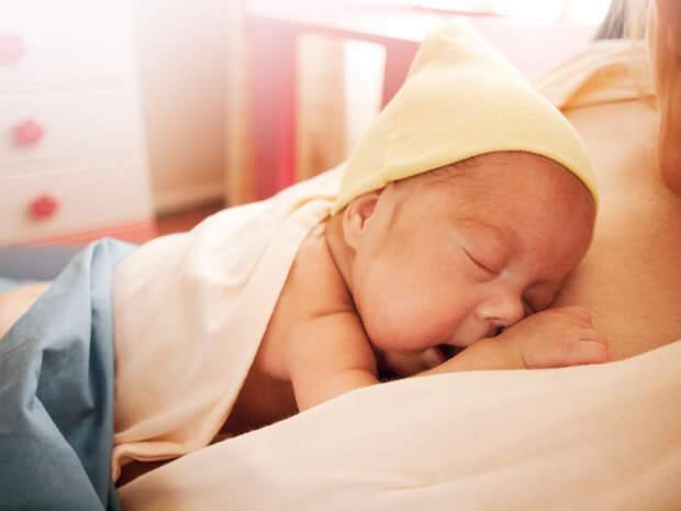 Время и частота грудного вскармливания новорожденного