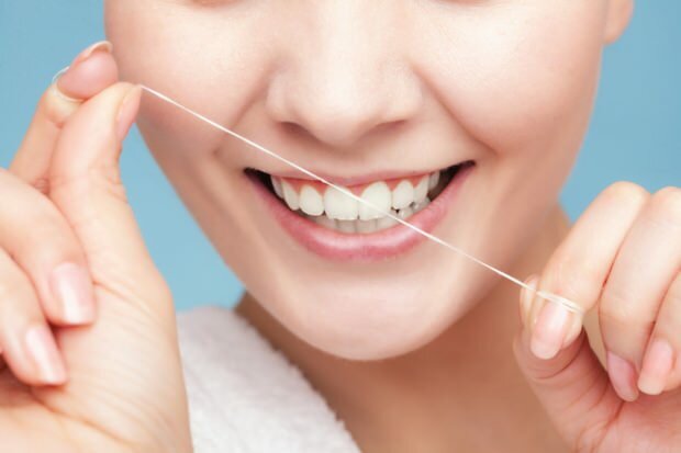 Рекомендуется использовать зубную нить для удаления остатков между зубами.