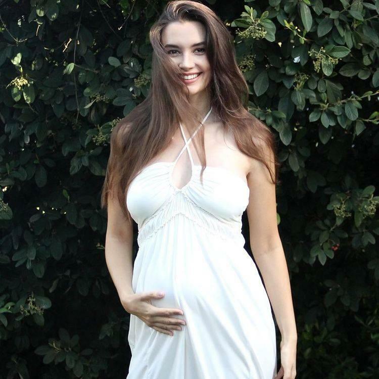  Лейла Лидия Тугутлу в позе беременности