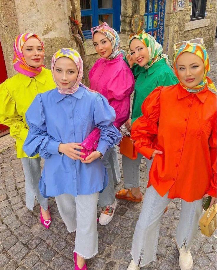Модный хиджаб контрастного цвета