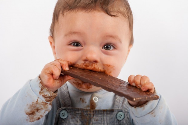 Когда давать шоколад детям?
