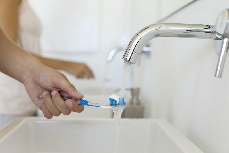 Отключение воды во время чистки зубов