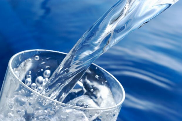 Делает ли питьевая вода увеличение веса? Сколько литров воды нужно пить в день, чтобы похудеть? Если вы пьете воду ночью ...