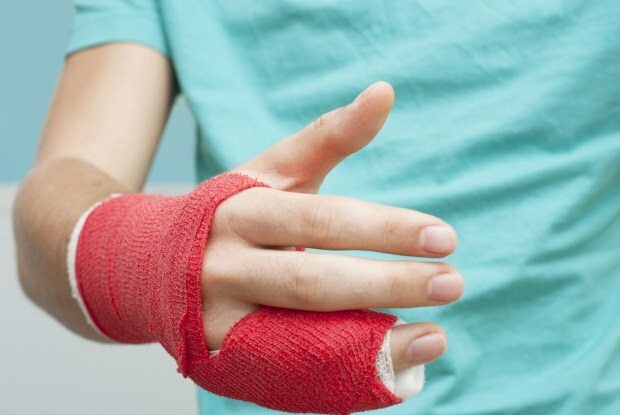 Что вызывает поломку пальца? Каковы симптомы перелома пальца?