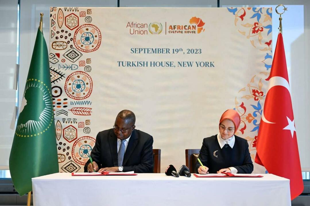 Подписан меморандум о взаимопонимании между Ассоциацией африканских домов культуры и Африканским союзом.
