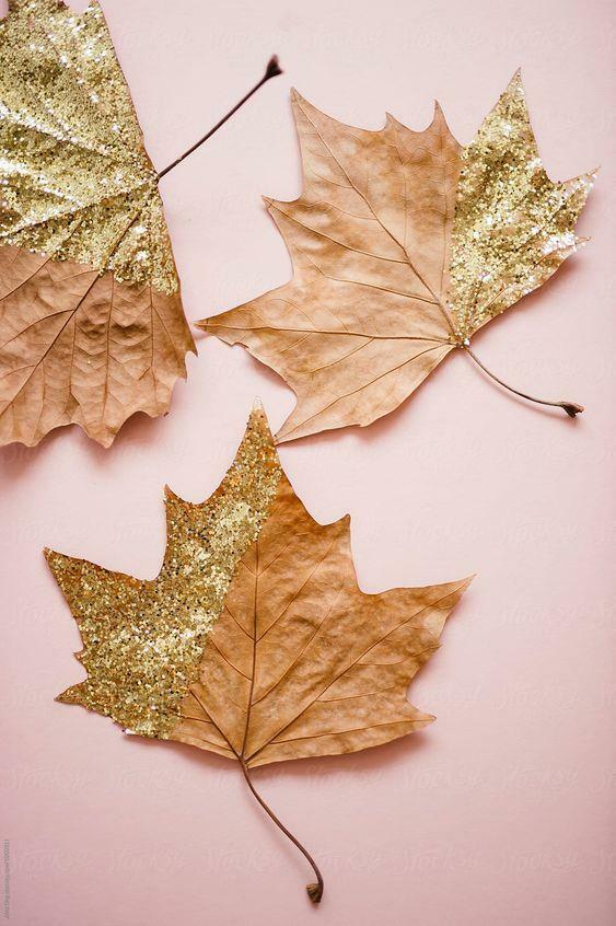 Украшение стены сушеными листьями