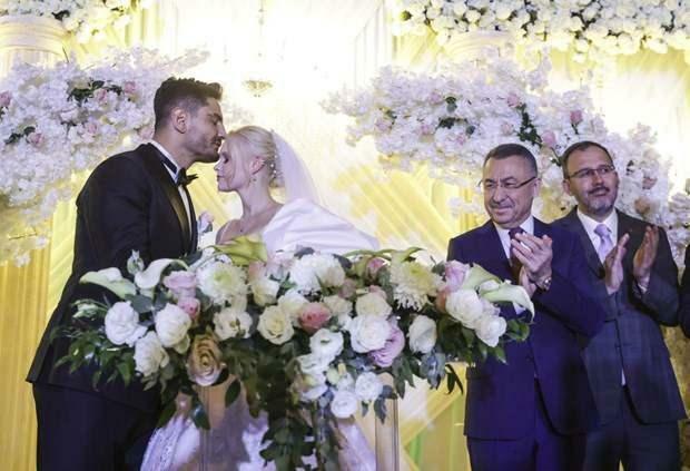 Таха Акгуль вышла замуж