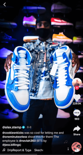 сообщение в tiktop от @ alex.stemp, демонстрирующее его теннисную обувь в сине-белом цвете
