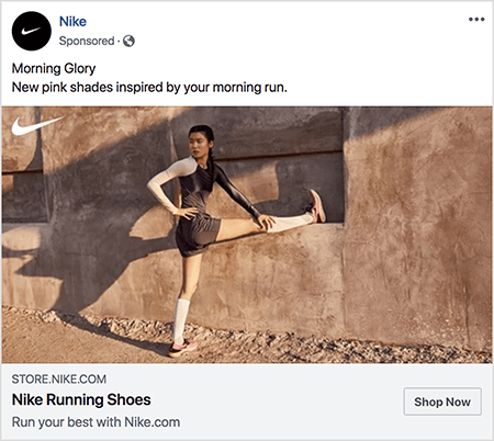 Это реклама кроссовок Nike на Facebook. В тексте объявления написано «Morning Glory», а в следующей строке «Новые розовые оттенки, вдохновленные утренней пробежкой». На рекламном фото азиатка тянется, вытянув одну ногу прямо, поставив ступню на выступ, а другую ступню на выступ земля. Ее верхняя половина скручивается в сторону. На ней розовые кроссовки Nike, белые гольфы, темно-серые беговые шорты и майка. Ее волосы зачесаны вверх. Она идет по грунтовой дороге перед зданием, напоминающим оштукатуренный или глиняный. Талия Вольф говорит, что Nike - отличный пример бренда, который использует эмоции в рекламе.