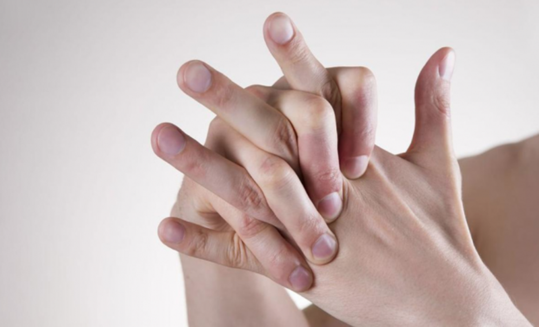 В чем вред треска пальцев, как от него избавиться?