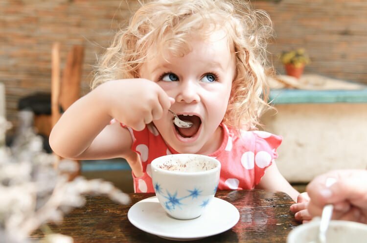 Могут ли дети пить кофе? Это вредно?