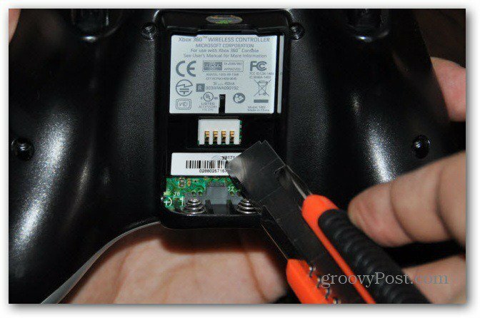 Поменять контроллер Xbox 360 на аналоговые джойстики открутить все резак последний винт