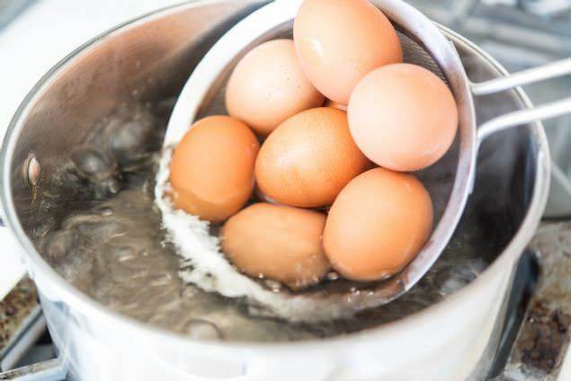 Как спрятать вареные яйца