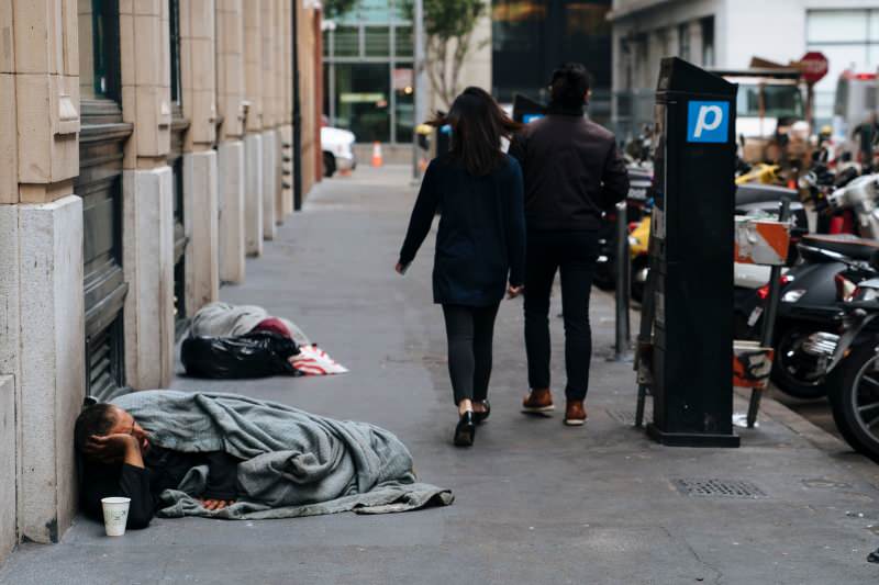 В Голливуде увеличилось количество бездомных из-за короны