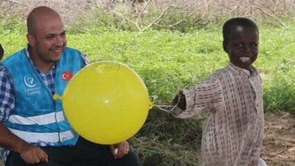Удивление детей, впервые увидевших воздушные шарики