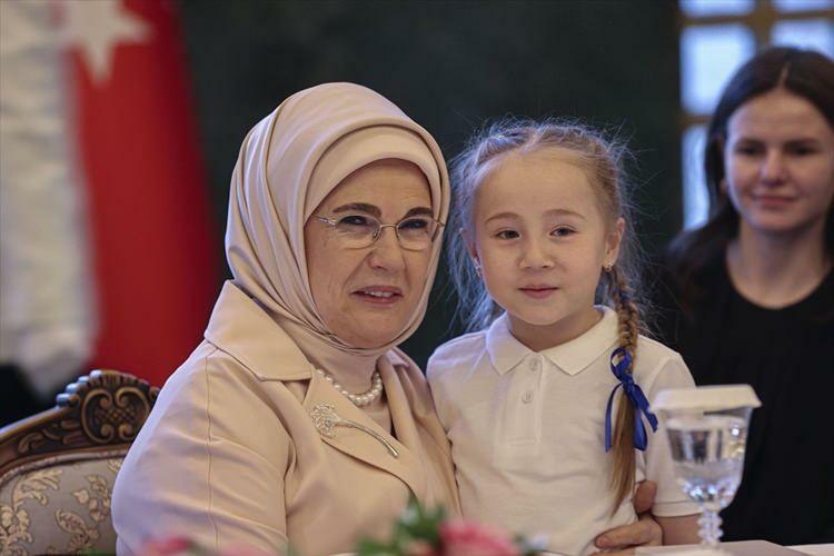 Эмине Эрдоган отметила Международный день девочек