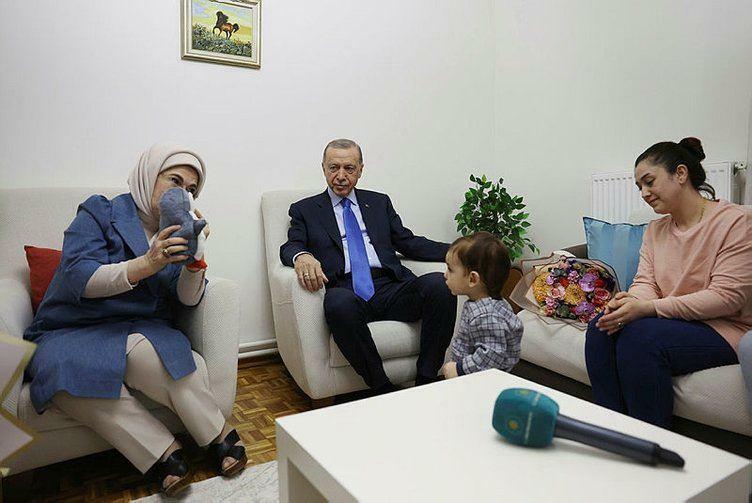 Президент Реджеп Тайип Эрдоган и его супруга Эмине Эрдоган посетили семью переживших землетрясение