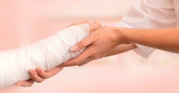 Есть ли симптомы кисты (ганглия) под рукой? Что такое метод лечения кисты рук?