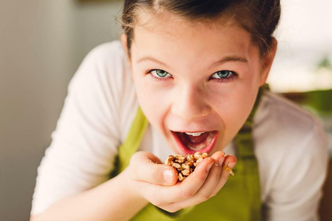 ребенок ест грецкие орехи