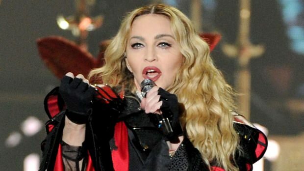 Называется Мадонна: пение на сцене убийц