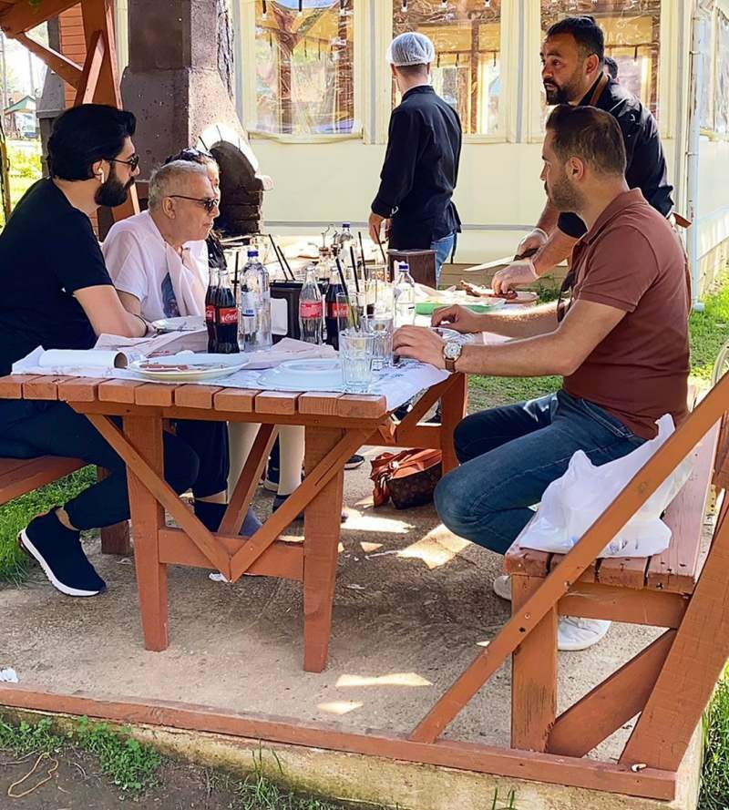 Мехмет Али Эрбиль и Бурак Мемишоглу во время еды 